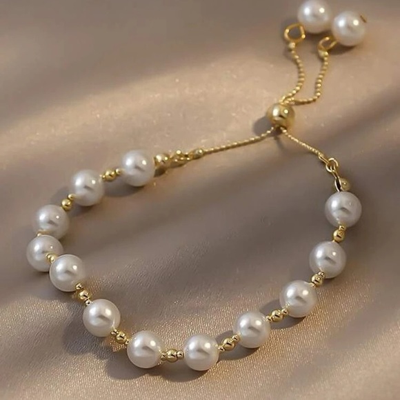 Glamorous Faux Pearl Beaded Bracelet - Picture 2 of 4